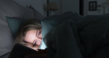 Une femme dans son lit est éveillée en pleine nuit