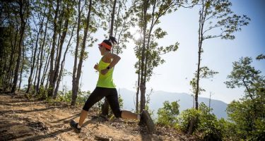une femme fait de la course à pied