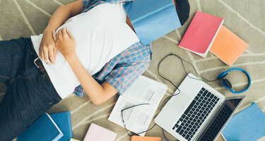 étudiant en état de surmenage