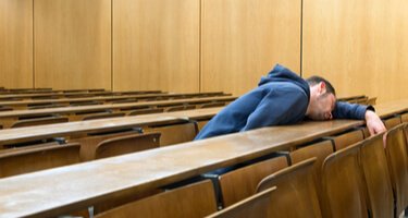 Un étudiant endormi à la fac